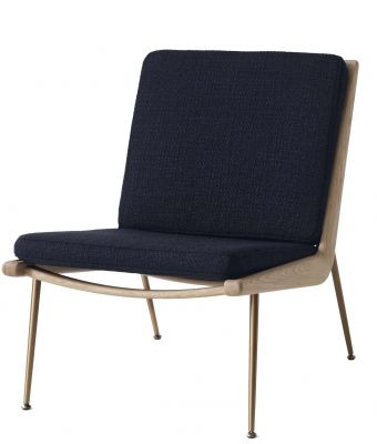 Boomerang Lounge Chair mit blauem Stoffbezug, Holzrahmen und goldenen Beinen. Design Sessel für Wohnzimmer.